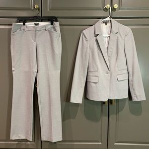 Express pant suit, sz 6 regular, light grey.